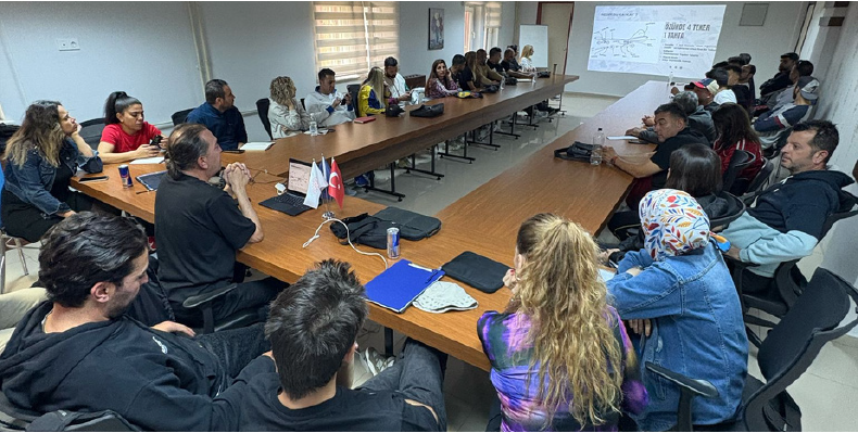 UÇAN KAYKAY PROJESİNİN İLK AYAĞI ANTRENÖR VE HAKEM EĞİTİMİ İLE DENİZLİ’DE BAŞLADI