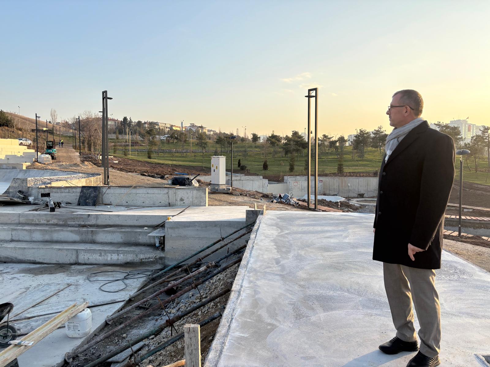 ANKARA BEŞTEPE MİLLET ORMANINDA YAPIMINA DEVAM EDEN KAYKAY PİSTİNE BAŞKANIMIZ FAHRETTİN YILDIZ İNCELEMELERDE BULUNDU