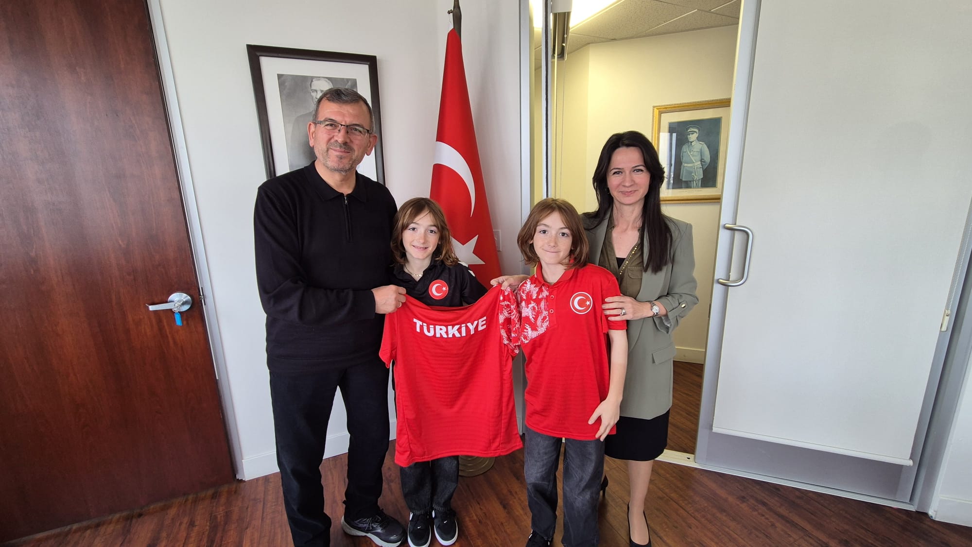 Başkanımız Fahrettin Yıldız, Asbaşkanımız Mustafa Yasin Taş, Efe Tok, Ege Tok, Umut Tok ve Sabiha Tok Türkiye Cumhuriyeti Los Angeles Başkonsolosu Menekşe Onuk’a Ziyarette Bulundu