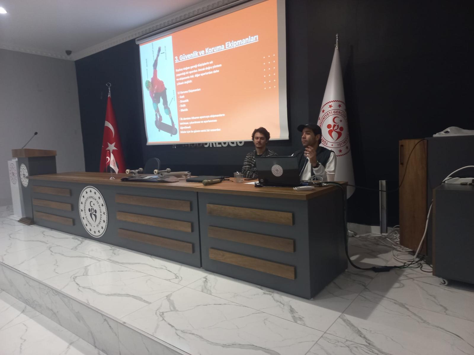 Kayseri’de Uçan Kaykay Projesi Antrenör Eğitimi Başladı