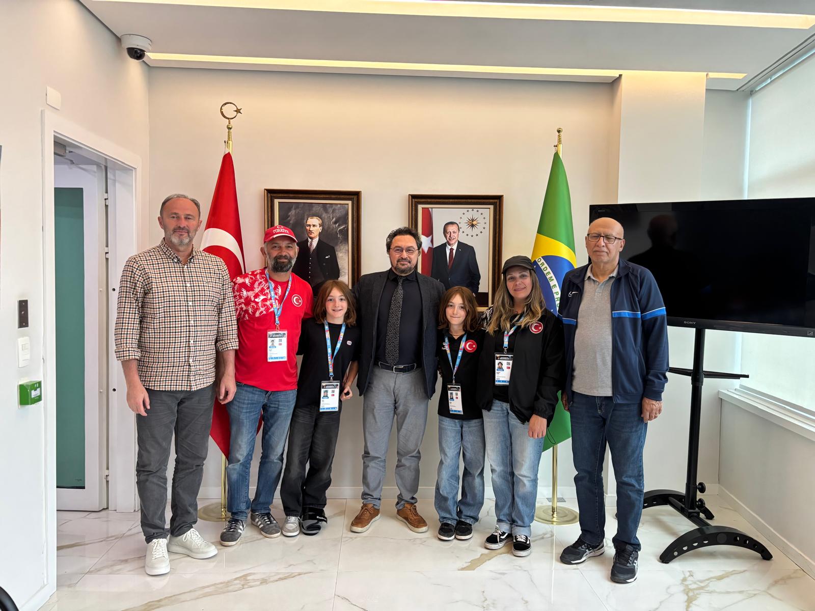 Türkiye Kaykay Federasyonu Park Milli Takım Kafilesi, São Paulo’da Başkonsolos Özgür Uludüz’ü Ziyaret Etti