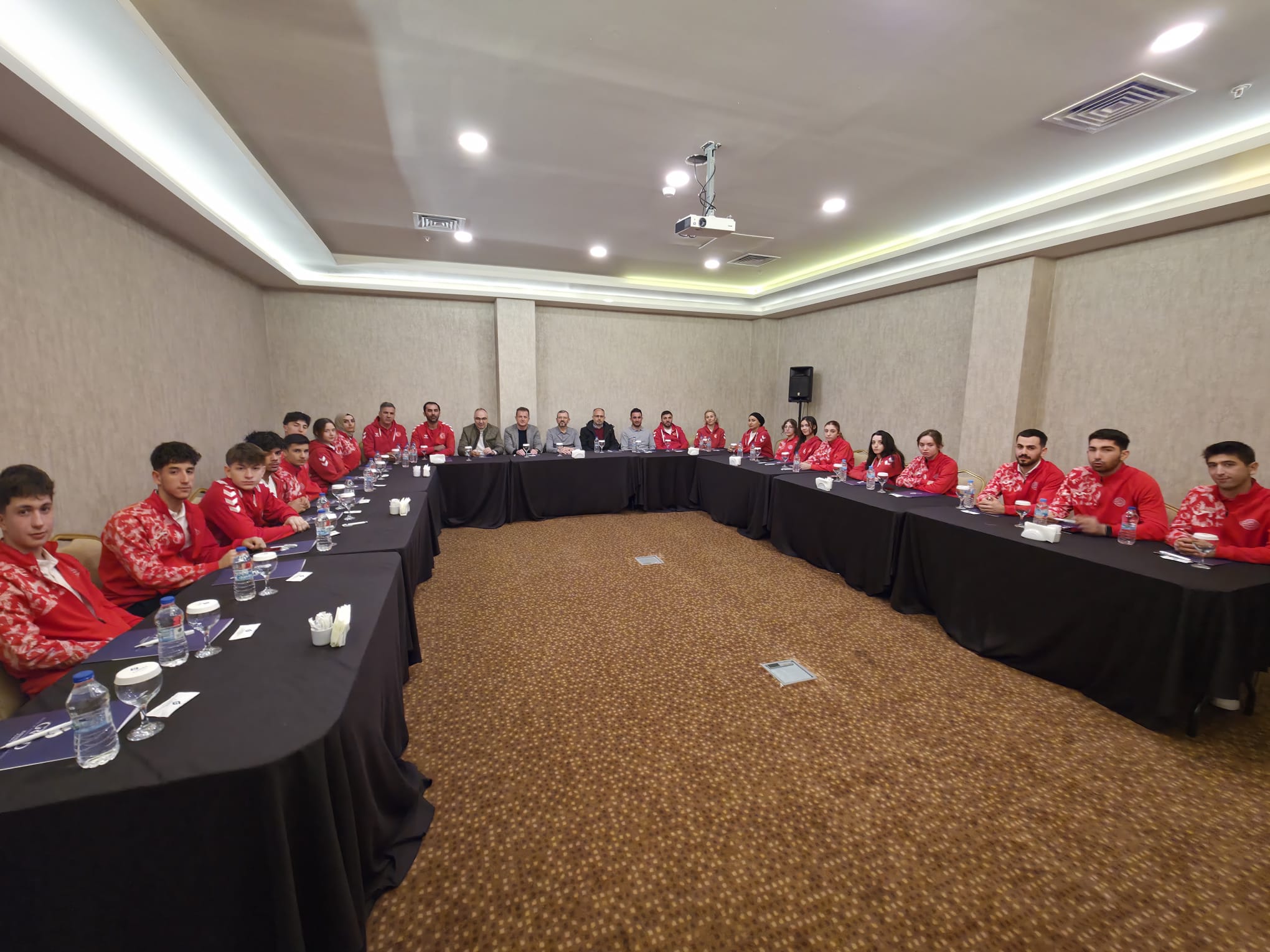 Türkiye Kaykay Federasyonu Yönetiminden Sürat Pateni Milli Takımı’na Moral Ziyareti